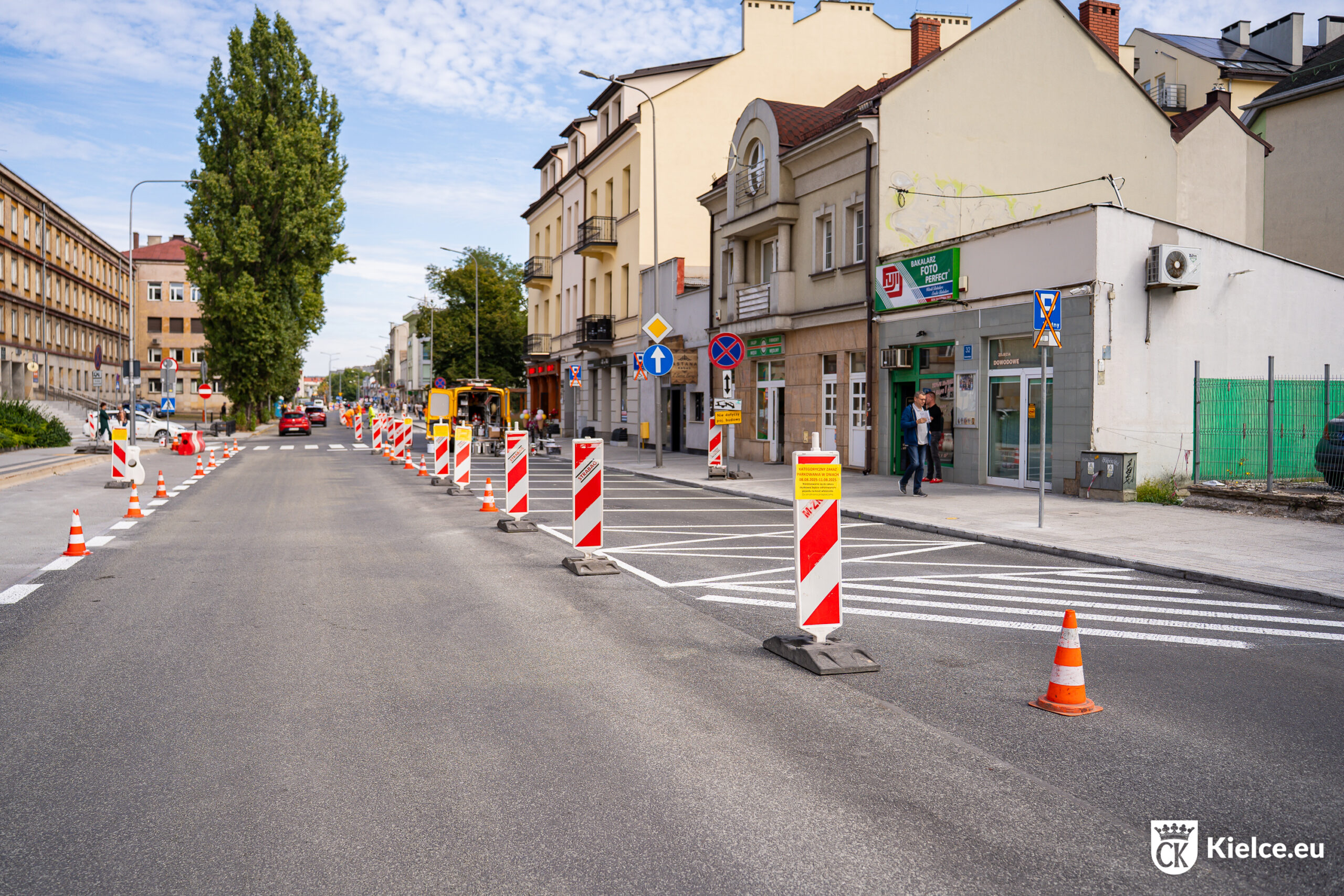 Ulica Paderewskiego od strony ulicy Sienkiewicza w kierunku ronda Herlinga Grudzińskiego. Widoczne słupki oddzielające pasy ruchu w związku z modernizacja ulicy.