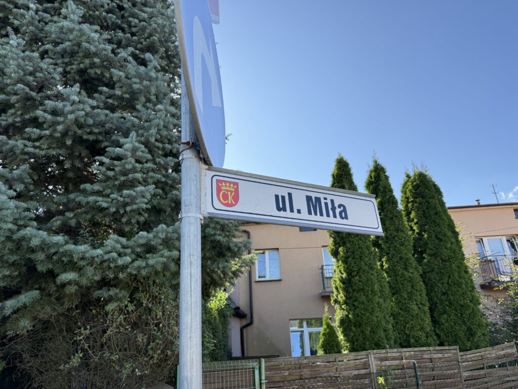 Tablica z nazwą ulicy Miłej